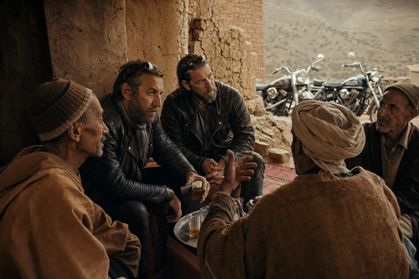 Des United Riders échangent avec des habitants d’un douar de l’Atlas